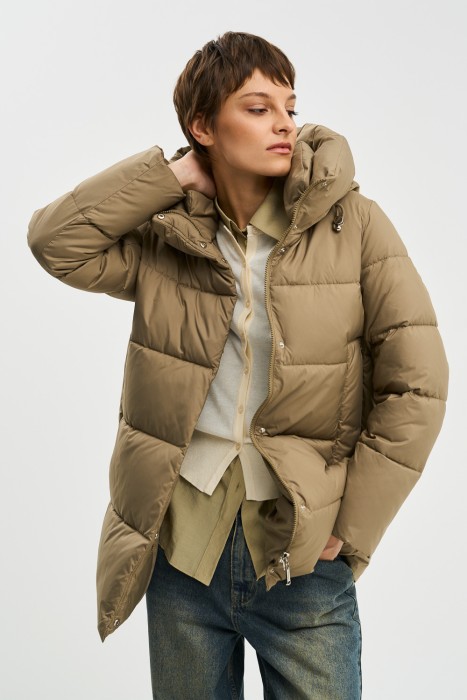 пуховик с капюшоном от бренда снежная королева вид слева