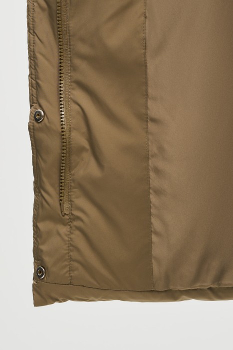 пуховик с капюшоном из россии вид сбоку