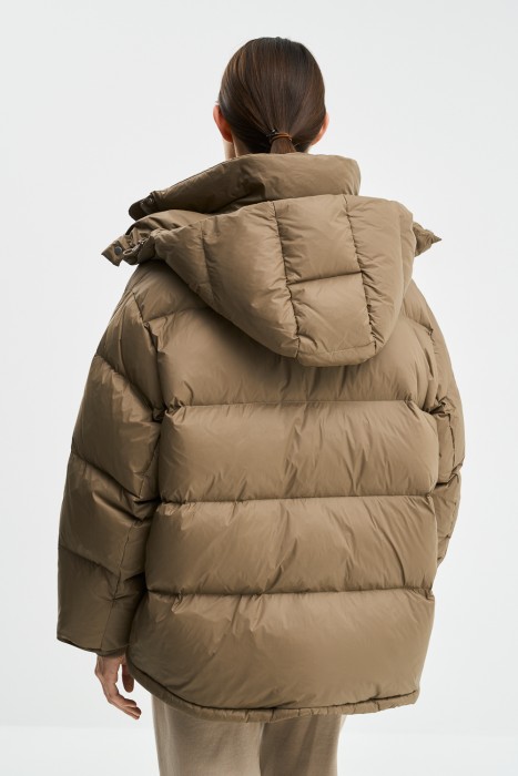 пуховик с капюшоном по цене 12640 руб вид справа