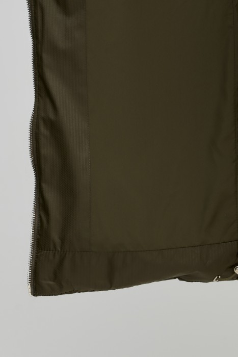 пуховик с капюшоном из россии вид сбоку