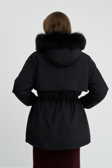 пуховик с капюшоном по цене 15980 руб вид справа