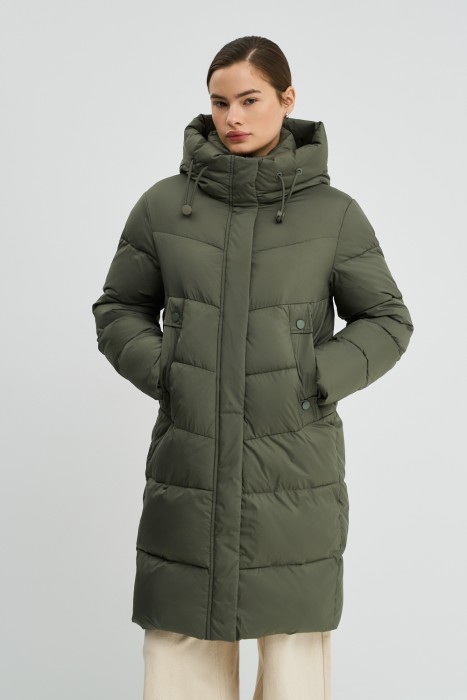 пуховик с капюшоном от бренда снежная королева вид слева