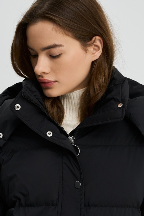 пуховик с капюшоном из россии вид сбоку