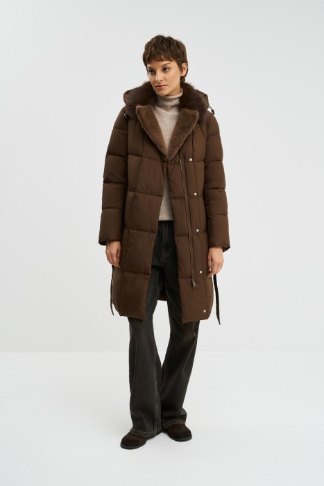 пуховик с капюшоном от бренда снежная королева вид слева