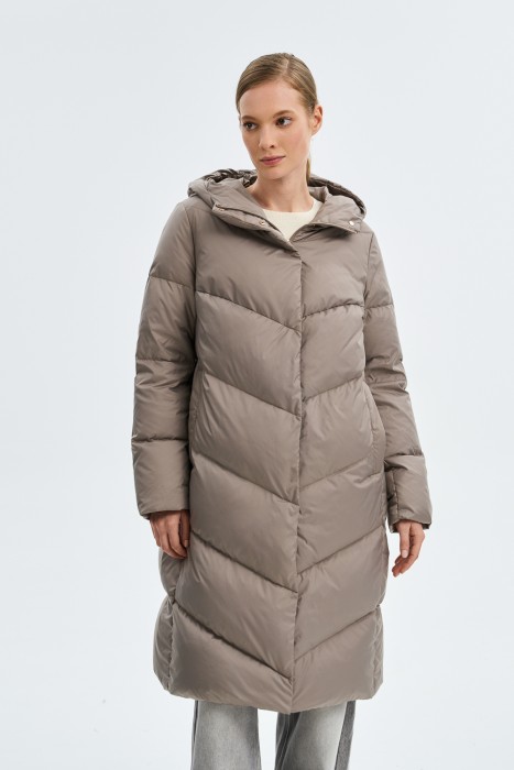 пуховик с капюшоном от бренда снежная королева вид слева