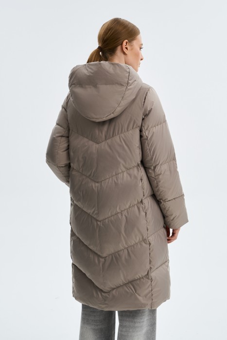 пуховик с капюшоном по цене 11410 руб вид справа