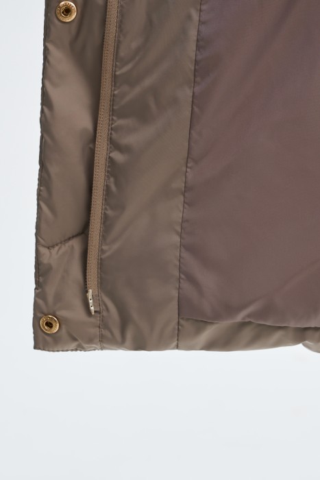 пуховик с капюшоном из россии вид сбоку