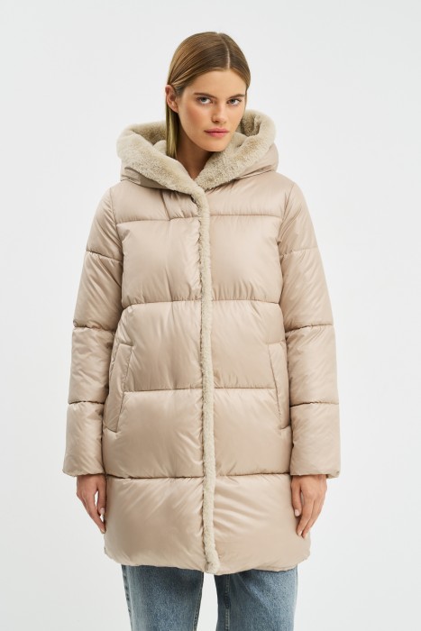 пуховик с капюшоном от бренда снежная королева вид слева