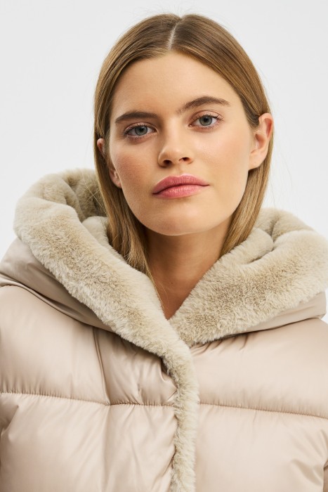 пуховик с капюшоном из россии вид сбоку