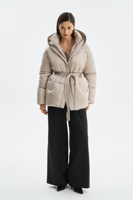 пуховик с капюшоном от бренда снежная королева вид слева