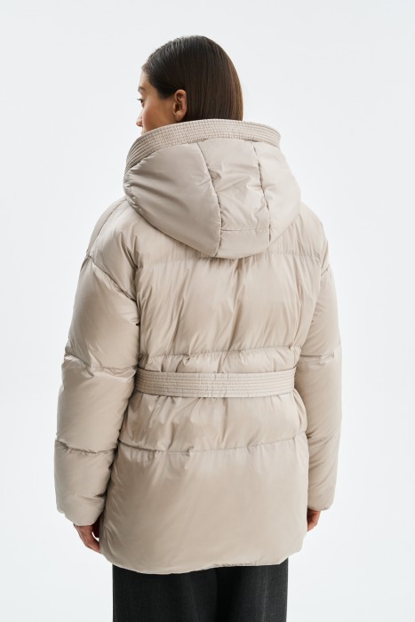 пуховик с капюшоном по цене 10020 руб вид справа