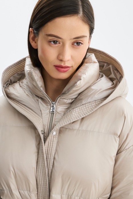 пуховик с капюшоном из россии вид сбоку