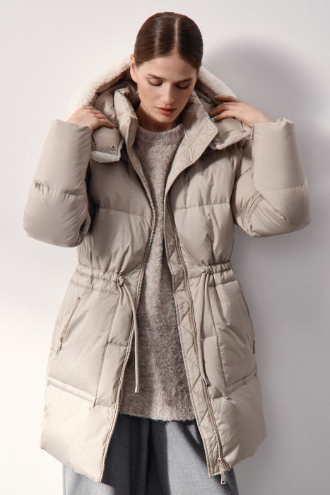 пуховик с капюшоном от бренда снежная королева вид слева