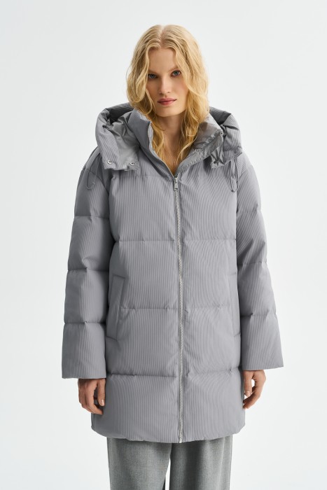 пуховик с капюшоном от бренда снежная королева вид слева