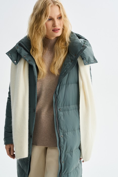 пуховик с капюшоном из россии вид сбоку