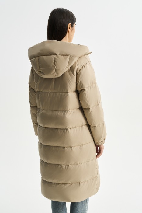 пуховик с капюшоном по цене 10110 руб вид справа