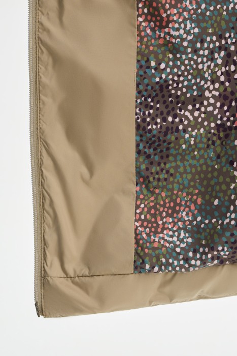 пуховик с капюшоном из россии вид сбоку