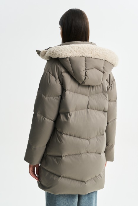 пуховик с капюшоном по цене 5700 руб вид справа