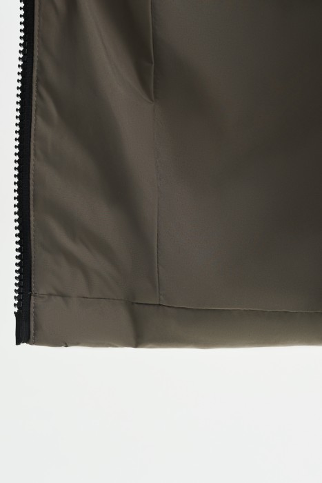 пуховик с капюшоном из россии вид сбоку