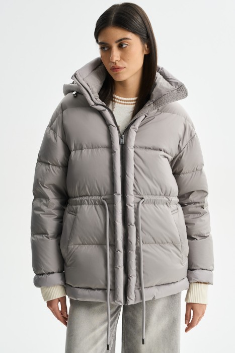 пуховик с капюшоном от бренда снежная королева вид слева