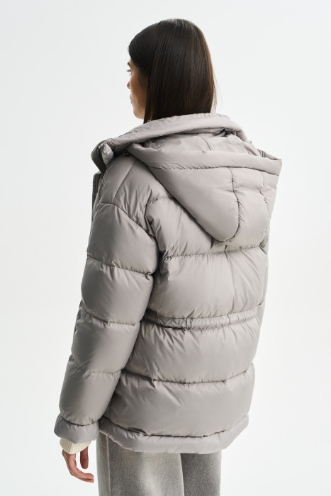 пуховик с капюшоном по цене 8070 руб вид справа