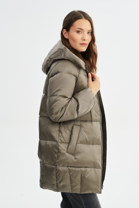 пуховик с капюшоном от бренда снежная королева вид слева