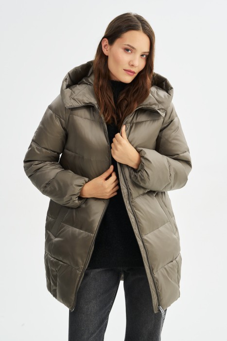 пуховик с капюшоном по цене 6030 руб вид справа