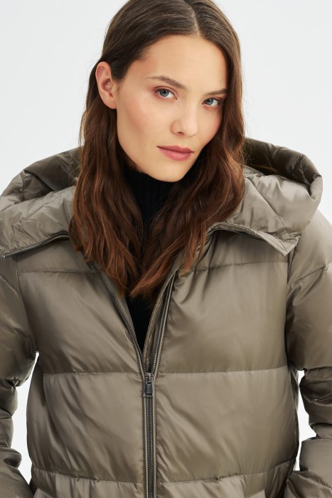 пуховик с капюшоном из россии вид сбоку