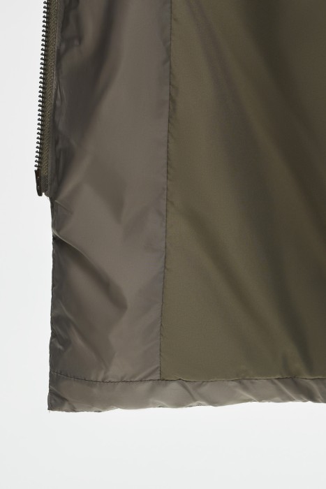 пуховик с капюшоном по цене 11410 руб вид справа