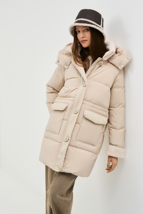 пуховик с капюшоном от бренда снежная королева вид слева