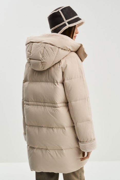 пуховик с капюшоном по цене 9610 руб вид справа