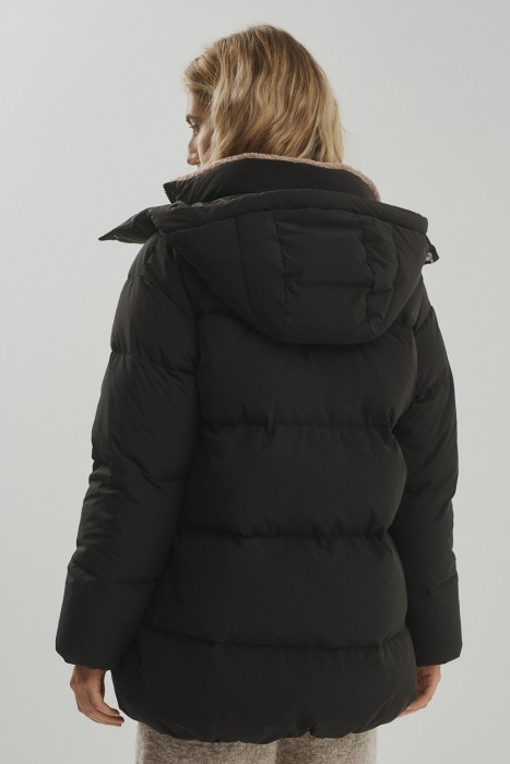 пуховик с капюшоном по цене 6520 руб вид справа