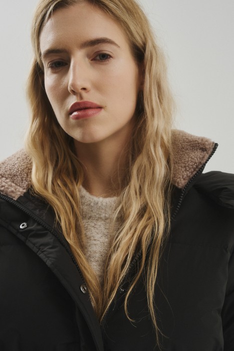 пуховик с капюшоном из россии вид сбоку