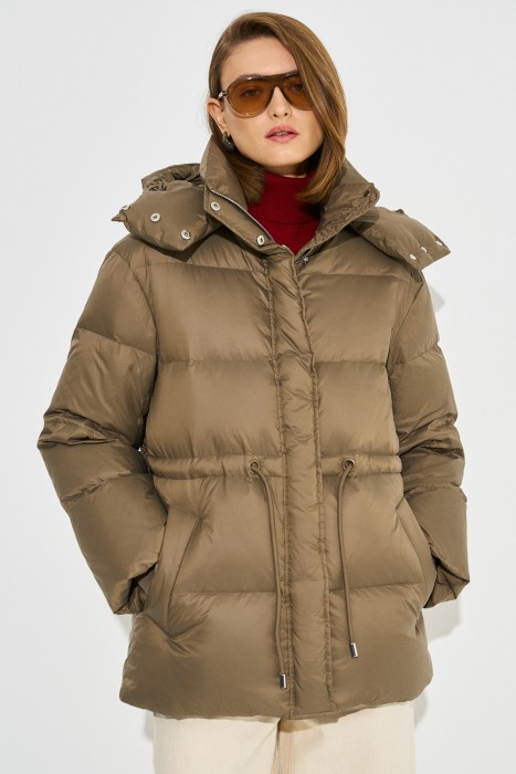 пуховик с капюшоном от бренда снежная королева вид слева