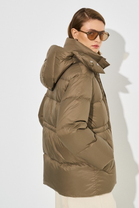 пуховик с капюшоном по цене 11570 руб вид справа