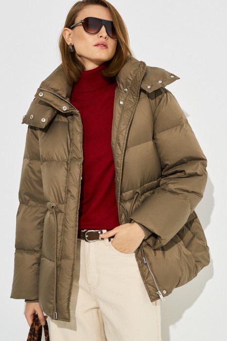 пуховик с капюшоном из россии вид сбоку