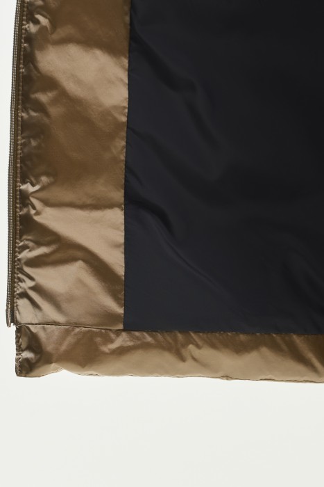 пуховик с капюшоном из россии вид сбоку