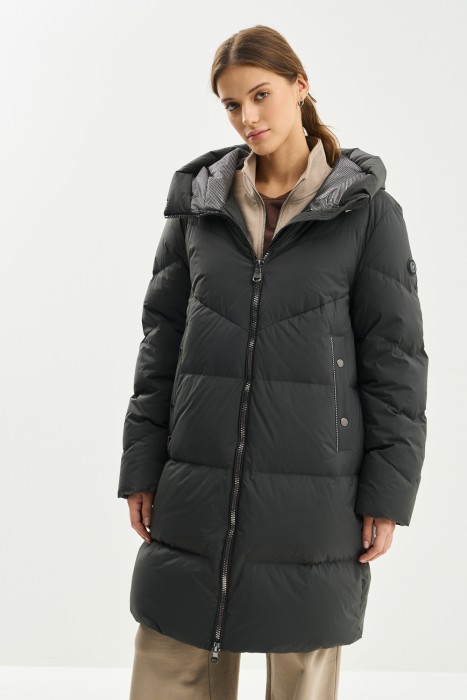 пуховик с капюшоном от бренда снежная королева вид слева