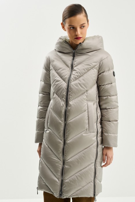 пуховик с капюшоном от бренда снежная королева вид слева