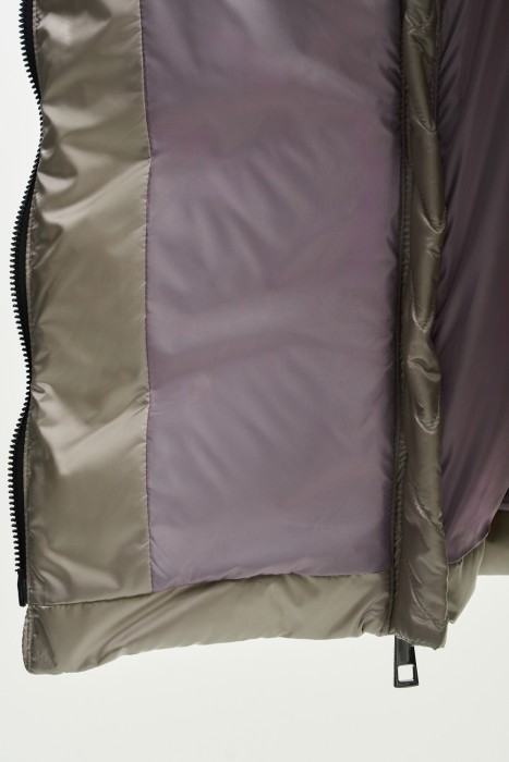 пуховик с капюшоном из россии вид сбоку