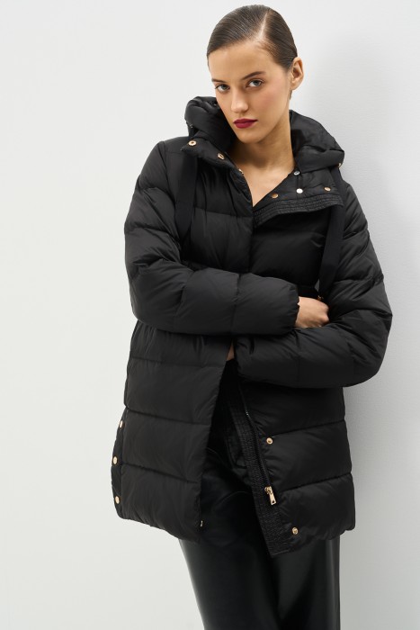 пуховик с капюшоном от бренда снежная королева вид слева