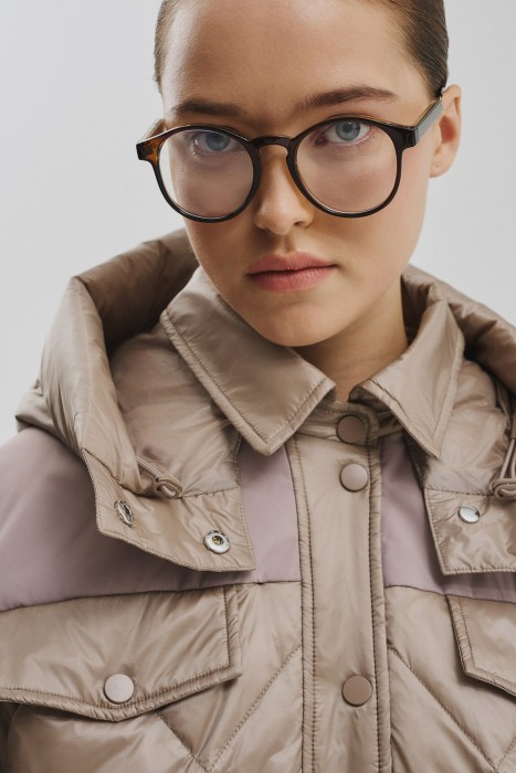 пуховик с капюшоном из россии вид сбоку