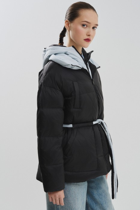 пуховик с капюшоном от бренда снежная королева вид слева