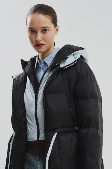 пуховик с капюшоном по цене 6190 руб вид справа