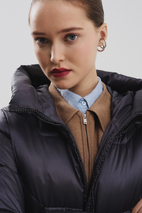 пуховик с капюшоном из россии вид сбоку