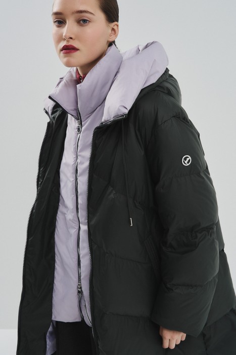 пуховик с капюшоном из россии вид сбоку