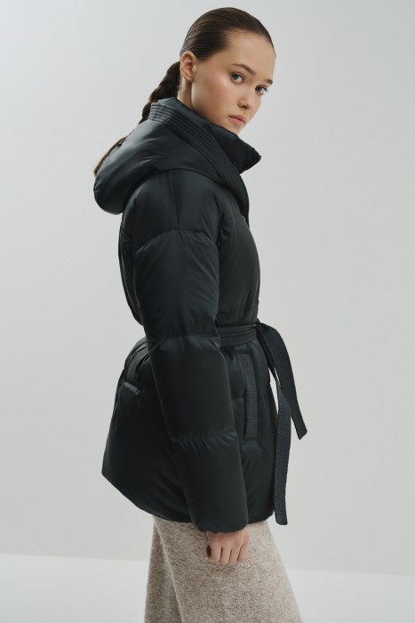 пуховик с капюшоном по цене 10920 руб вид справа