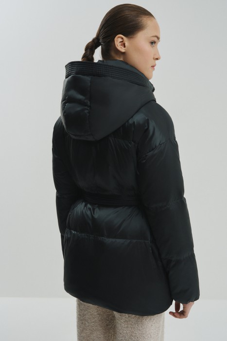 пуховик с капюшоном из россии вид сбоку