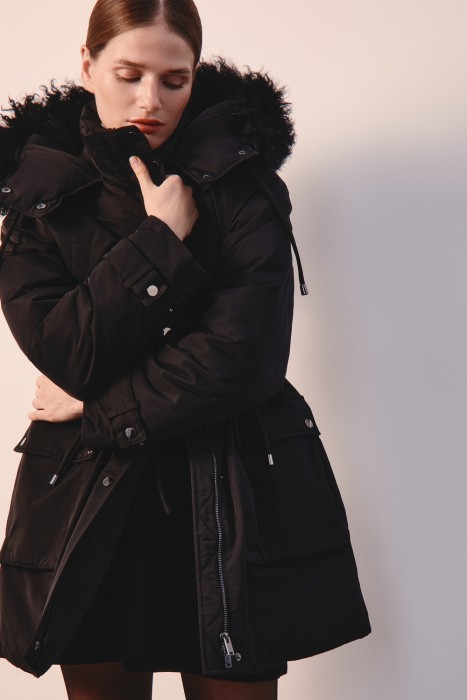 пуховик с капюшоном от бренда снежная королева вид слева