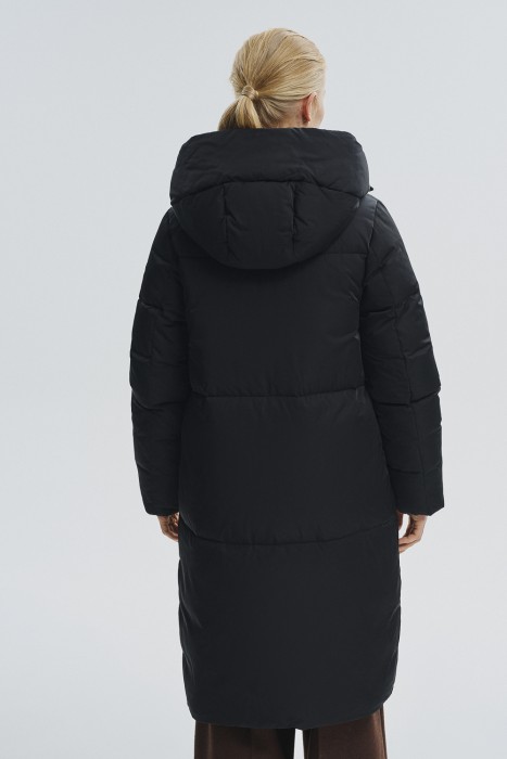 пуховик с капюшоном по цене 9780 руб вид справа